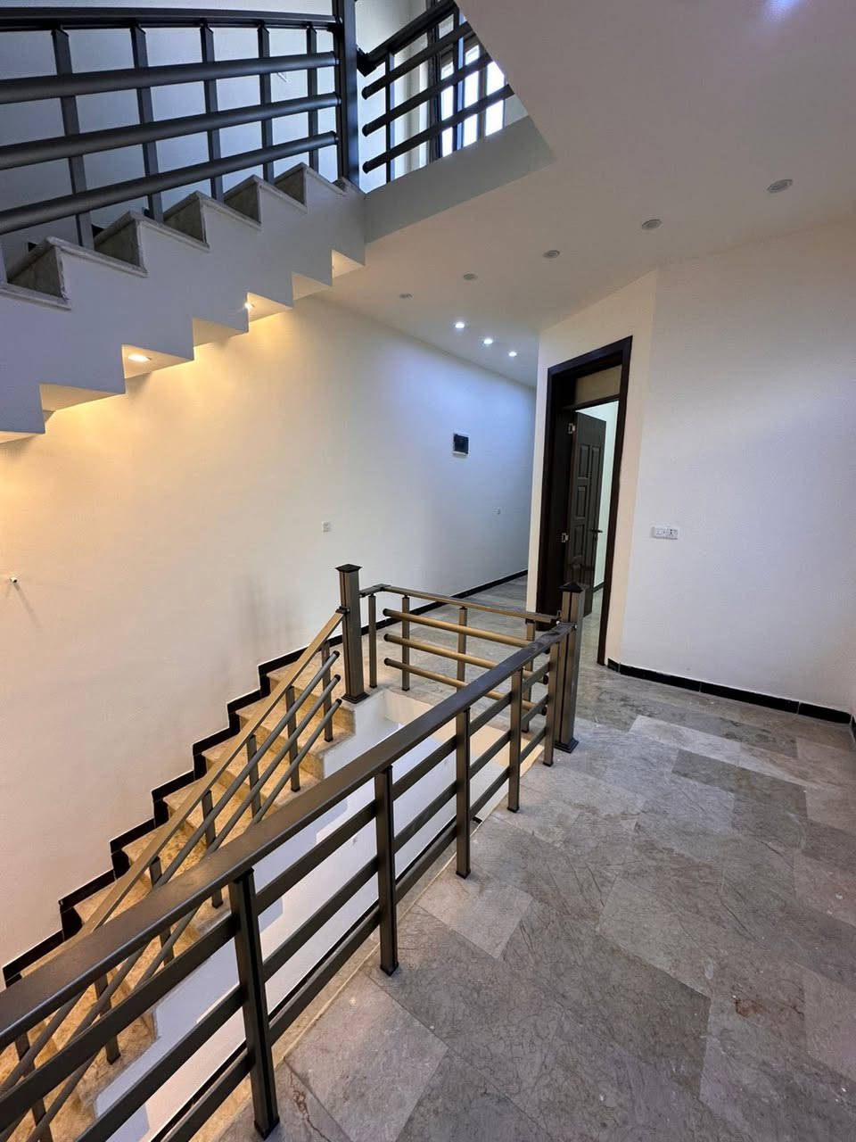 #للايجار في #السيدية
دار مميز 📍زيرو مودرن 150م واجهة 6 م نزال 25 م

💸الايجار مليون ونص مقدم شهرين
حصرا عائلة 🚨 

📍الضباط قرب جامع الكبيسي موقع حيوي قرب خدمات

يحتوي الدار على 5 غرف نوم واستقبال ومطبخ وصالة مع خدمات  4 يتكون من مدخلين وثلاث طوابق وكراج سياره مع حديقة .
✅مجهز كاونتر درجة اولى 

ارضيات مرمر واجهة مرمر ابواب درجة اولى ديكورات 

📞 للاستفسار والتواصل على الرقم

***********
مكتب المصطفى - مقابل لحوم جويلي
