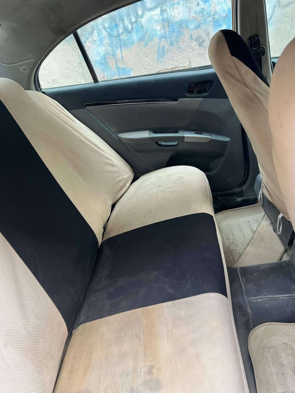 سلام عليكم سياره ام كراند موديل 2014 سياره جهازه كير ومكينه شرط حداديه 70/100 سنويه 2027 بعده ما منتهيه تبريد شغال ثلج مصفره غرمات وبديهه شوف العين كهربايات كله شغال رقم بصره الاماني رعيهه موجود شرط التحويل  رقمي سعر 28 وبيها مجال *********** فقط واتساب مكاني البصره
