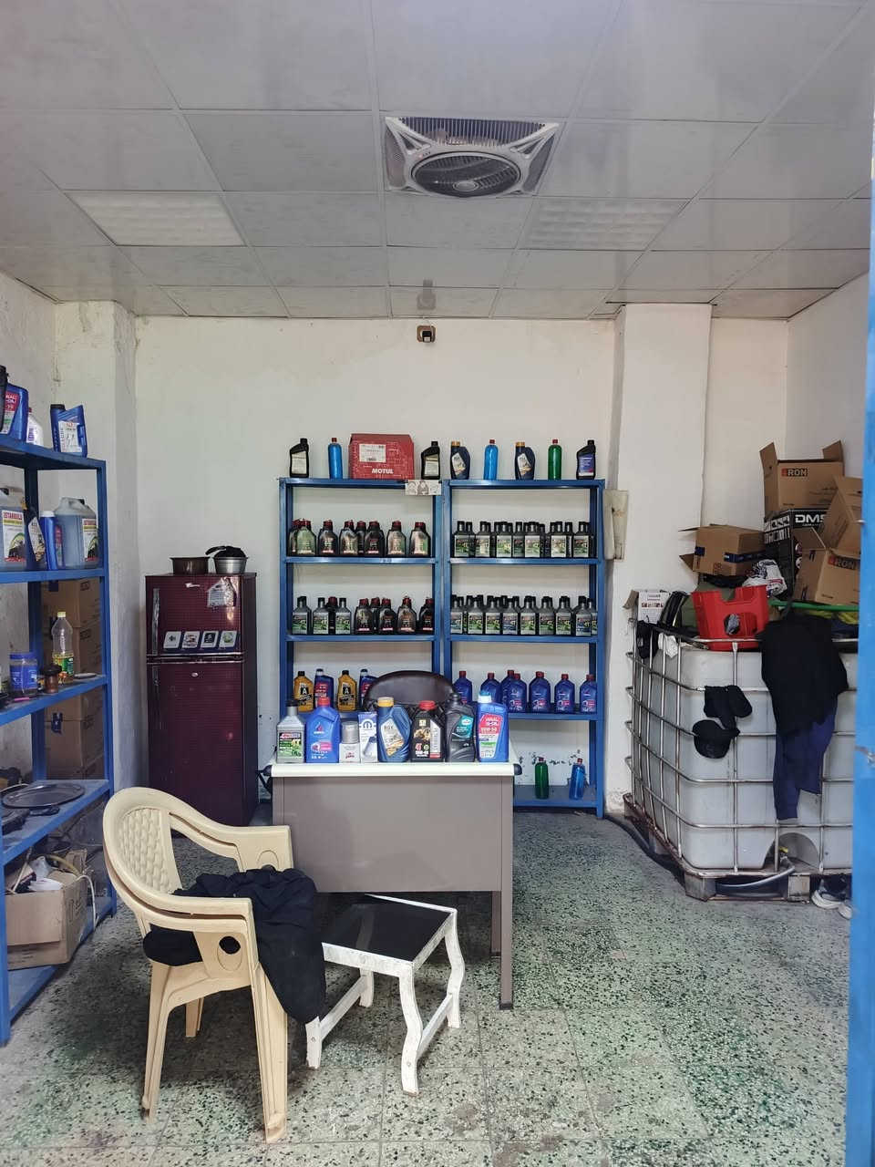 سلام عليكم محطة غسل وتبديل دهن البيع لعدم التفرغ جاهزة من كل شيء بيها 10رفوف اربع كامرات +بلازما تاتكي ابو 1000لتر ضاغطة ايطالي كهرباء جديدة 200بار وبانزين هم ايطالي وبطل رغوة وكمبريسر ابو 250لتر ثلاجة وميز وثلاث كراسي وهيتر طبخ كهرباء ودهن دراجات وفلاتر وعدة كاملة الموقع :مدينة الصدر تقاطع السفارة قطاع 21 الشراي يتصل ما جاوب خاص -***********

