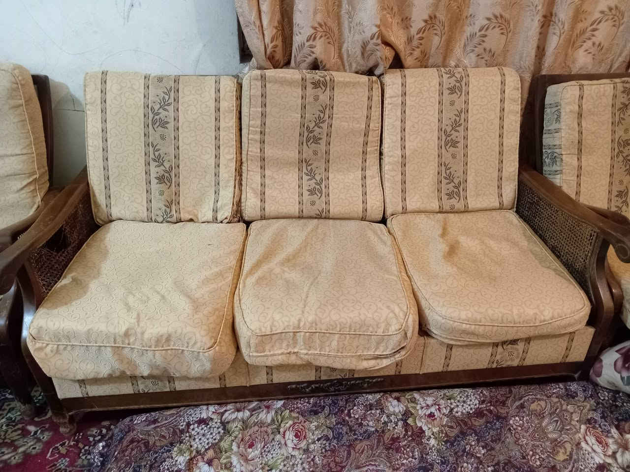 السلام عليكم.
من رخصة الادمن. بيع تخم انتيكة خشب زان ثقيل اصلي السعر 200 الف. العنوان الزعفرانية. الاتصال على ***********
