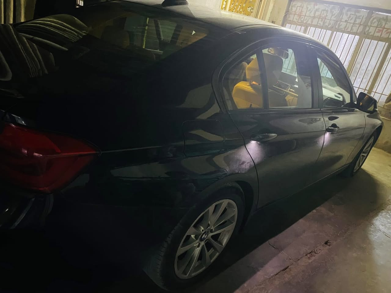السلام عليكم ورحمة الله وبركاته
BMW 320i
موديل 2018 فول مواصفات 
وارد كندي حادث جاملغ وبنيد بدون دواخل 
حادثها بالعراق جاملغ امامي بدون دواخل 
دواخل سليمه 
شواصي للغد 
مكفوله من كلشي 

مكاني بغداد /  ابي غريب 
السعر 180 وبيها مجال بسيط

***********
