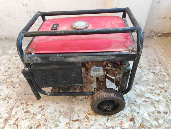 السلام عليكم
مولدة للبيع متروكة تقريبأ صيف كامل 
تنباع موشغالة منعرف شنو عطلها
سعرها 75 وبيها مجال 
***********
