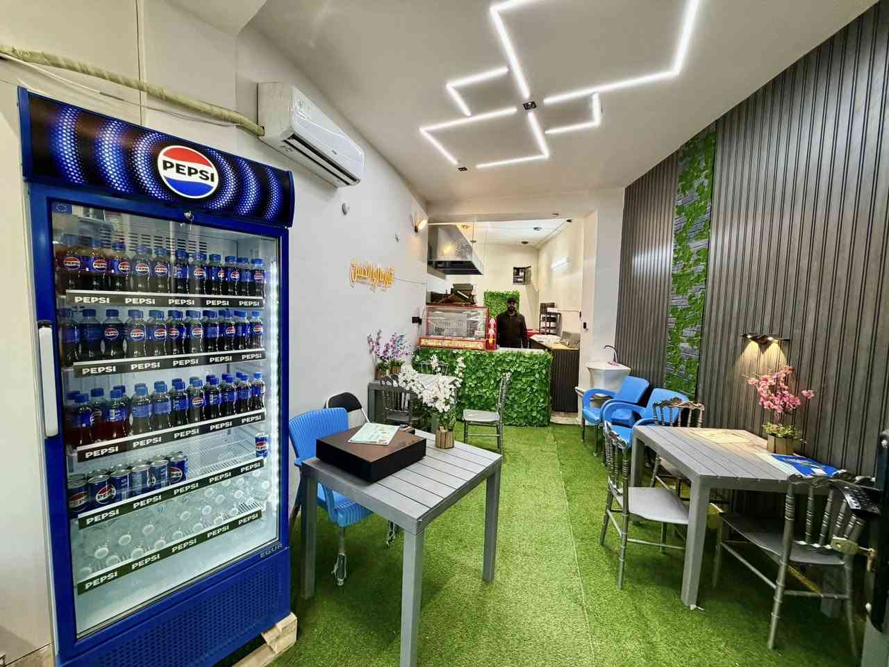 ✨ عروض مميّزة من شاورما أبو ألحسن  للاكلات الغربية ✨
استمتعوا بألذ الوجبات وبأسعار مناسبة من مطعم شاورما أبو الحسن 🌯🍕
🥙 العرض الأول – 10,000 دينار
 • 4 شاورما
 • 1 كلاص فنكر جبن
 • 2 بيبسي

🍕 العرض الثاني – 12,000 دينار
 • 1 بيتزا حجم كبير
 • 2 شاورما
 • 1 كلاص فنكر
 • 2 بيبسي

🍕 العرض الثالث – 15,000 دينار
 • 2 بيتزا وسط
 • 1 ريزو
 • 1 كلاص فنكر
 • 2 بيبسي

🥙 العرض الرابع – 5,000 دينار
 • 2 شاورما
 • 1 كلاص فنكر
 • 1 بيبسي

🍕 العرض الخامس – 20,000 دينار
 • 2 بيتزا وسط
 • 2 ريزو
 • 2 شاورما
 • 2 بيبسي

🍕 العرض السادس – 13,000 دينار
 • بيتزا وسط
 • 3 شاورما
 • 2 بيبسي
📌 العنوان:
الحلة – مقابل تقاطع باب الحسين – قرب مصرف بغداد القديم

📞 للحجز والتوصيل:
***********
***********
