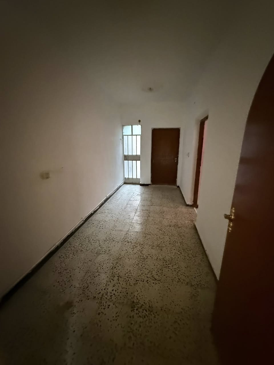 #للايجار____في_____السيدية
دار مساحه 100 متر 

يحتوي على غرفة وصاله ومطبخ وحمام 

بدل الايجار 500 الف 

للأستفسار ***********
