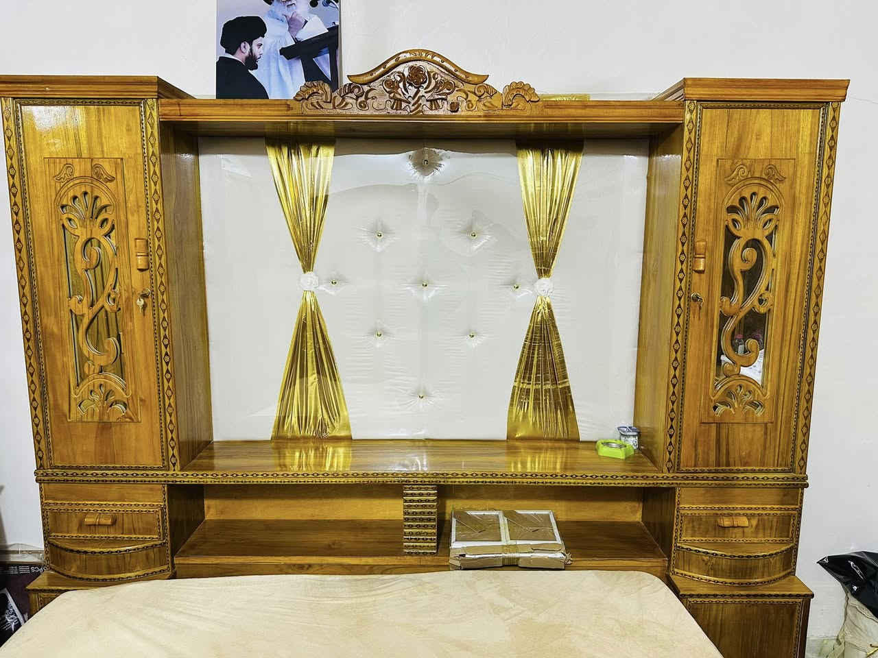 من رخصت الادمن سلام عليكم غرفه نوم جديده صارلي٣تشهر من اخذته للبيع عدي ضرف متكونه من كنتور 5باب وجربايه مسرح وميز تواليت وملحق 2باب للاستفسار ***********
السعر (مليون و٣٠٠الف ) وبيه مجال وعدي سبلت ميديا 2طن جديد شغلته مره وحده سعره(850 )وبي مجال
