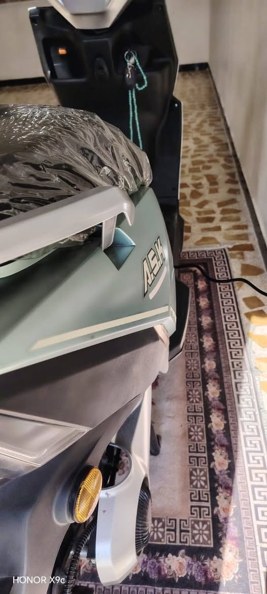 دراجه شحن  للبيع
1,سرعه تتراوح مابين 70،75
2,نضام بك خلفي 
3,دبال اشاره 
4,دسكات امامي خلفي 
5,دراجه حجم كبير 
6,سته بطاريات مسطره
7,نضام تثبيت سرعه
8,الرقم***********
9،السعر 750
 العنوان بغداد البلديات
