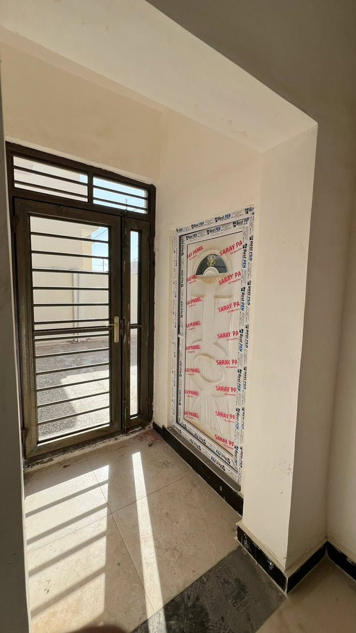 بيت للإيجار في مجمع ابو تراب السكني في النجف الاشرف 
مساحة البيت 200متر، جديد 
يتكون من غرفتين وصالة ومطبخ وحمام عدد 2، و استقبال وكراج للسيارة وحديقة 
المرحلة الثانية ، الشارع مبلط ، كهرباء وماء واصل ،وخط مولدة جاهز ، ماطور ماء 
الإيجار 350 ألف كل ثلاثة أشهر 
للمعلومات الإتصال على الرقم *********** النجف, العراق
