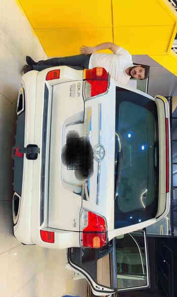 السلام عليكم من رخصة الادمن المحترم
 
 لاندكروزر 2010 محدثه 2015سياره بلاديه مكفوله بيه بس بنيد تكشير شبرين وصبغته والباقي كفاله عامه مكينه وكير وصدر وتخم تاير تبريد ثلاجه كله شغال اي نقص مابيه وبيه صيانه بشركة تيوتا رقم بغداد باسمي مكان السياره بغداد البياع *********** السعر 29 بغداد
