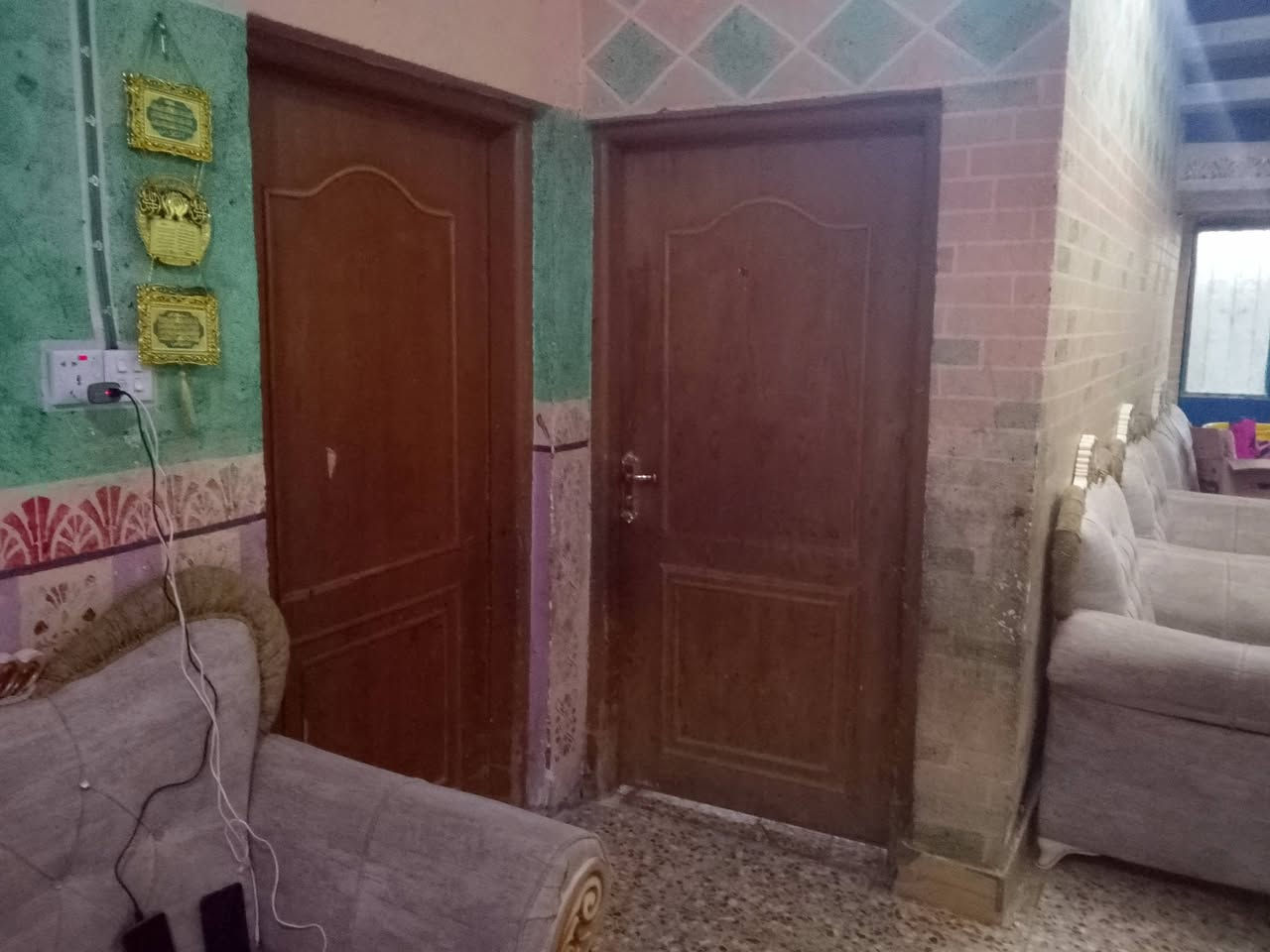 دار سكني للبيع او المراوس
مساحة الدار ٣٠٠ متر ركن على شارع رئيسي  يقع في اراضي بيت طليفخ مقابل محطة وقود الميقات عبر السكه فرع حاتم مروح 
الدار بناء طابوق مع اساس مع رباط مع سياج خارجي يحيط بالدار يحتوي الدار علي مايلي
غرفتين نوم ٥×٤
استقبال ٧×٤
مطبخ ٥×٤
صاله داخلية
درج داخلي بايات 
سطح صب كنكريت مسلح مع فرشي مقفل
حمام داخلي مع توليت
المطبخ والحمام والتواليت جدران سيراميك
الارضيات جميعها كاشي تركي
الاستقبال الأرضية بورسلين يحتاج ترميهم
طرمه خارجية مع دنك اثنان 
باب خارجية سلايت مع باب جانبيه
ارضيات ممشه الدار مقرنممشى دائر الدار 
صحيات خارجية 
للإستفسار اتصال بصاحب الدار ***********
