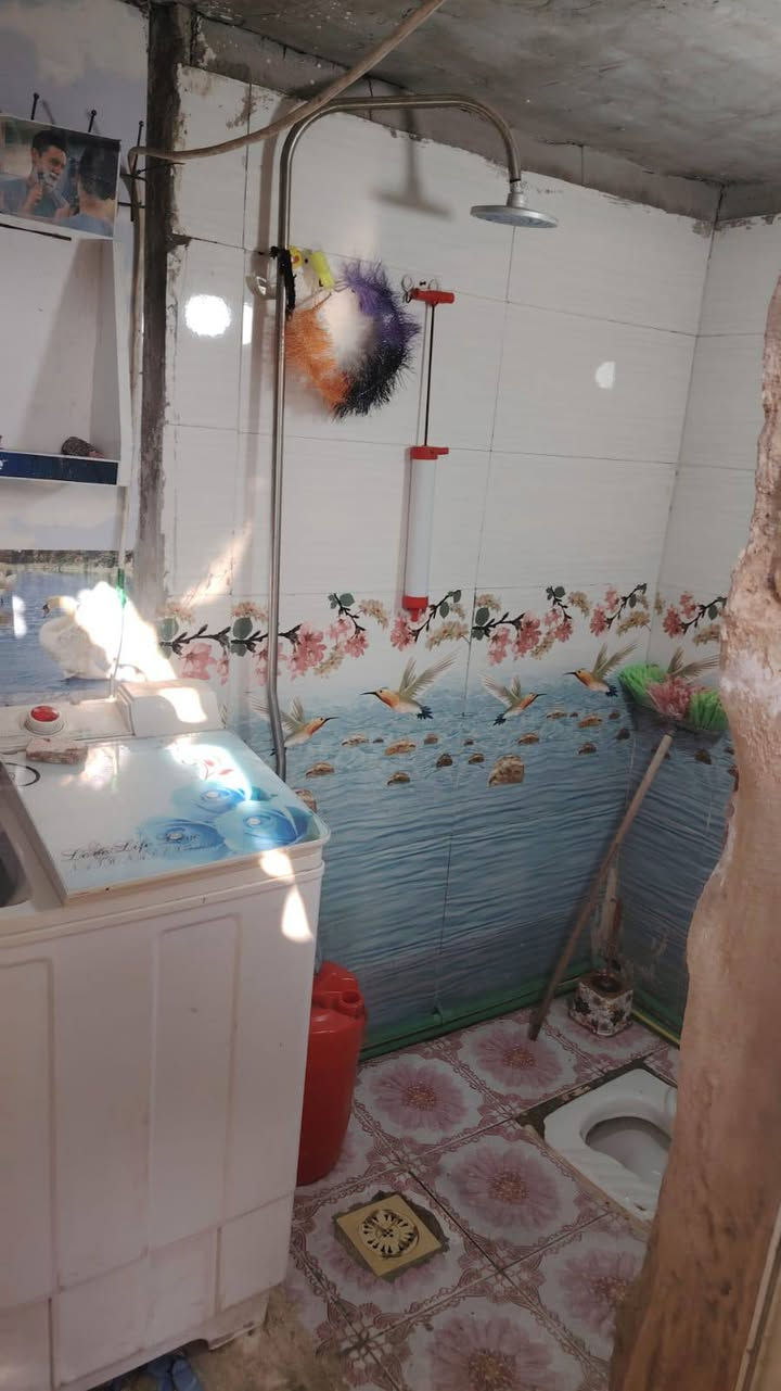 سلام عليكم دار للبيع في جسر ديالى في سواعد خلف حسينيه صادق الامين مساحته 100مابي مطبخ الصاله مسوينه مطبك السعر 60وبي مجال تصلو على هذا الرقم ***********
