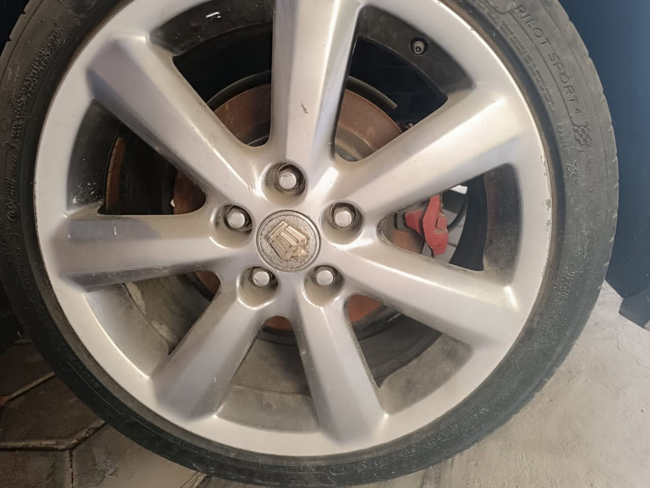 سلام عالیكم
شاهینه‌ ٢٠٠٧ ساغ ساغ 

ئەتلەت گۆلدن 

گێر گه‌وره‌ی مه‌كینه‌ بجوك 

هەموو گیانی کارەبایی هەموی ئیش ئەکات 

سلایت 85km 

عه‌ته‌ر ئستیل 

له‌حه‌یه‌ شوۆر  

دۆسه‌ تۆمز 

ئاوینه‌ ئیشارات 

كوشن جلد 

كوشن هیته‌ر 

سه‌یاره‌كه‌ له‌سه‌ر ده‌قی شه‌ریكه‌یه‌ 

دوو پارجه‌ی ئه‌وروپای هه‌یه‌ 

قفلی ٨٥ گه‌لا  

***********
