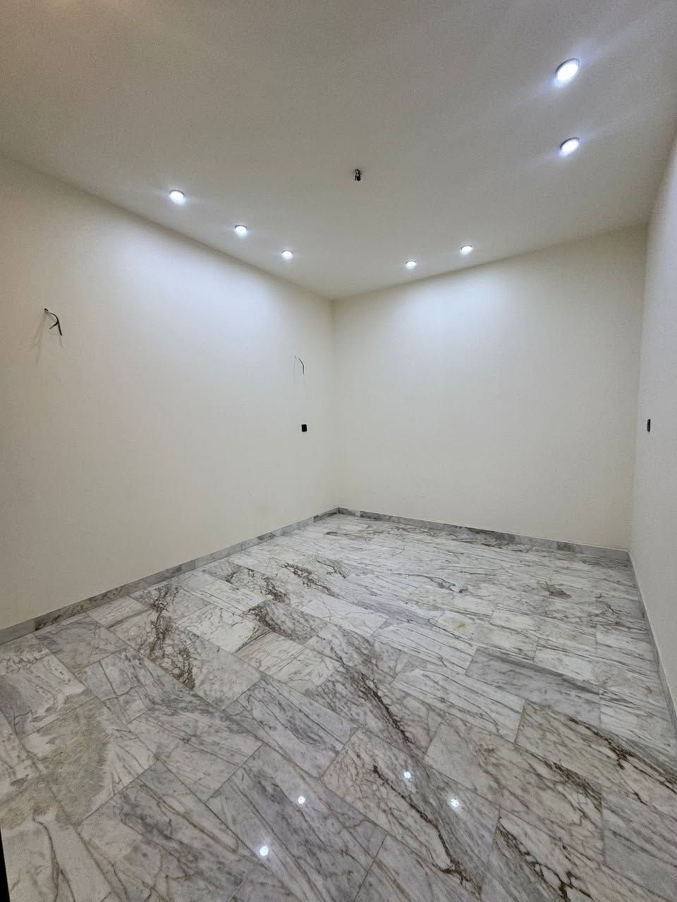 #للايجار 90 متر طابقين زيرو تئمينات شهر
يحتوي عل 4 غرف نوم صاله مطبخ صحيات2

السعر مليون 100 الاستفسار ***********📞
