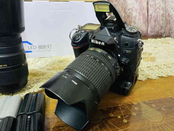 كامرة نيكون D7000 للبيع ويها عدسات ثنين 
18-105
الثانيه 70-200 سكما 
ويها بطاريات عدد ٤. او كرب وحزام وجلاتين او شاحنه او الهود مال العدسه الكامره نظيفه جدن 
***********
بغداد الحسينيه
