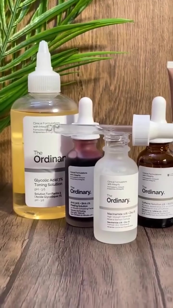 عرض مميز من منتجات العناية بالبشرة من ماركة The Ordinary الأصلية – منشأ كندا 🇨🇦
مجموعة متكاملة للعناية بالبشرة تساعد على تنظيف المسام بعمق، تقليل الحبوب، ترطيب البشرة وتوحيد لونها للحصول على بشرة صافية ومشرقة.

1️⃣ تونر الجلايكوليك أسيد –
تونر مقشر لطيف يساعد على إزالة خلايا الجلد الميتة وتنظيف أعماق المسام، كما يساهم في توحيد لون البشرة ومنحها إشراقة صحية. الاستخدام المنتظم يساعد على تقليل مظهر المسام ويجعل البشرة أكثر نعومة ونضارة.

2️⃣ واقي الشمس – Mineral UV Filters SPF 30
واقي شمس بتركيبة معدنية مع مضادات الأكسدة يحمي البشرة من أشعة الشمس الضارة ويقلل من آثار التصبغات والاسمرار. كما يساعد على الحفاظ على رطوبة البشرة ويحميها من العوامل الخارجية.

3️⃣ سيروم التقشير – AHA
سيروم تقشير قوي يعمل على تنظيف المسام بعمق والتخلص من الجلد الميت والشوائب. يساعد على تقليل الحبوب والرؤوس السوداء ويمنح البشرة مظهراً أكثر صفاءً وإشراقاً.

4️⃣ سيروم الكافيين للعين – Caffeine Solution 5% + EGCG
سيروم مخصص لمنطقة تحت العين يساعد على تقليل الانتفاخ والهالات الداكنة، ويمنح العين مظهراً أكثر إشراقاً وحيوية مع الاستمرار بالاستخدام.

5️⃣ سيروم النياسيناميد – Niacinamide 10% + Zinc 1%
سيروم فعال لتنظيم إفراز الدهون في البشرة وتقليل مظهر المسام الواسعة، كما يساعد على تهدئة البشرة وتقليل ظهور الحبوب وتوحيد لون البشرة.

منتجات The Ordinary الأصلية  منشأ كندي 🇨🇦
سعر العرض ٣٠الف 
🚘يوجد خدمة توصيل لجميع محافظات العراق ٤ الاف🚘


**إذا كنت صاحب هذا الإعلان وتريد حذفه لأي سبب، رجاءا أرسل رسالة إلى الدعم الفني**