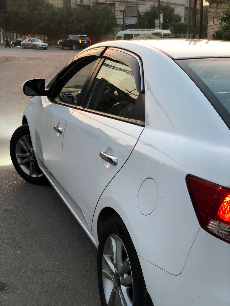 السلام عليكم
سيراتو ٢٠١٠ رقم سليمانية باسمي شرط تحويل  
سنوية ٢٠٢٧
خمسة ويل كب 
كير اوتو أربع نمر 
مكينة كبس بلادي ما مفتوح 
ماشي ٩٠ الف 
صدر خير من الله تجي وتشوف 
تدفئة و تبريد شغال وجديد وثلج 
منظومة زنون عالي ناصي وبروجكتر زنون 
اشاير بلمري 
تحكم ستيرن 
ما بيها اي نقص 
بيها بارد بداية بنيد كد أربع أصابع او خمسة وبيهة رصعة باب بصف السايق صغيرة 
قبل لا تجي تفتح كامرة وتشوف يلة تشرفني وكل الهلا بيك 
السعر ١١٢$
للاستفسار على رقم 
***********
مكان سيارة بغداد بلديات
