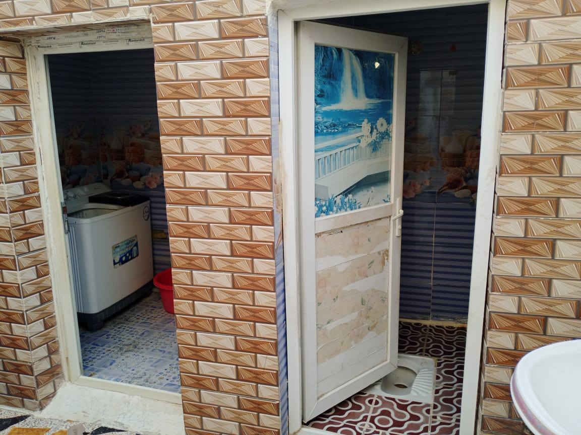 بيت مية متر للبيع يم مدرسه السجاد بشارع السعود مبني بلبيت غرفه وصاله ومطبخ وديوانيه وحمامات كله سيراميك ومصبوغ مابيه اي نقص  التواصل على هذا الرقم ***********
