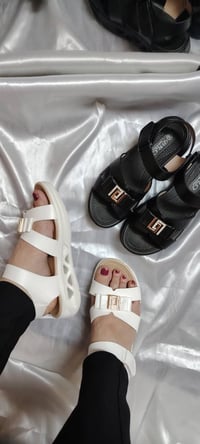 صنادل • نسائي • متنوعة