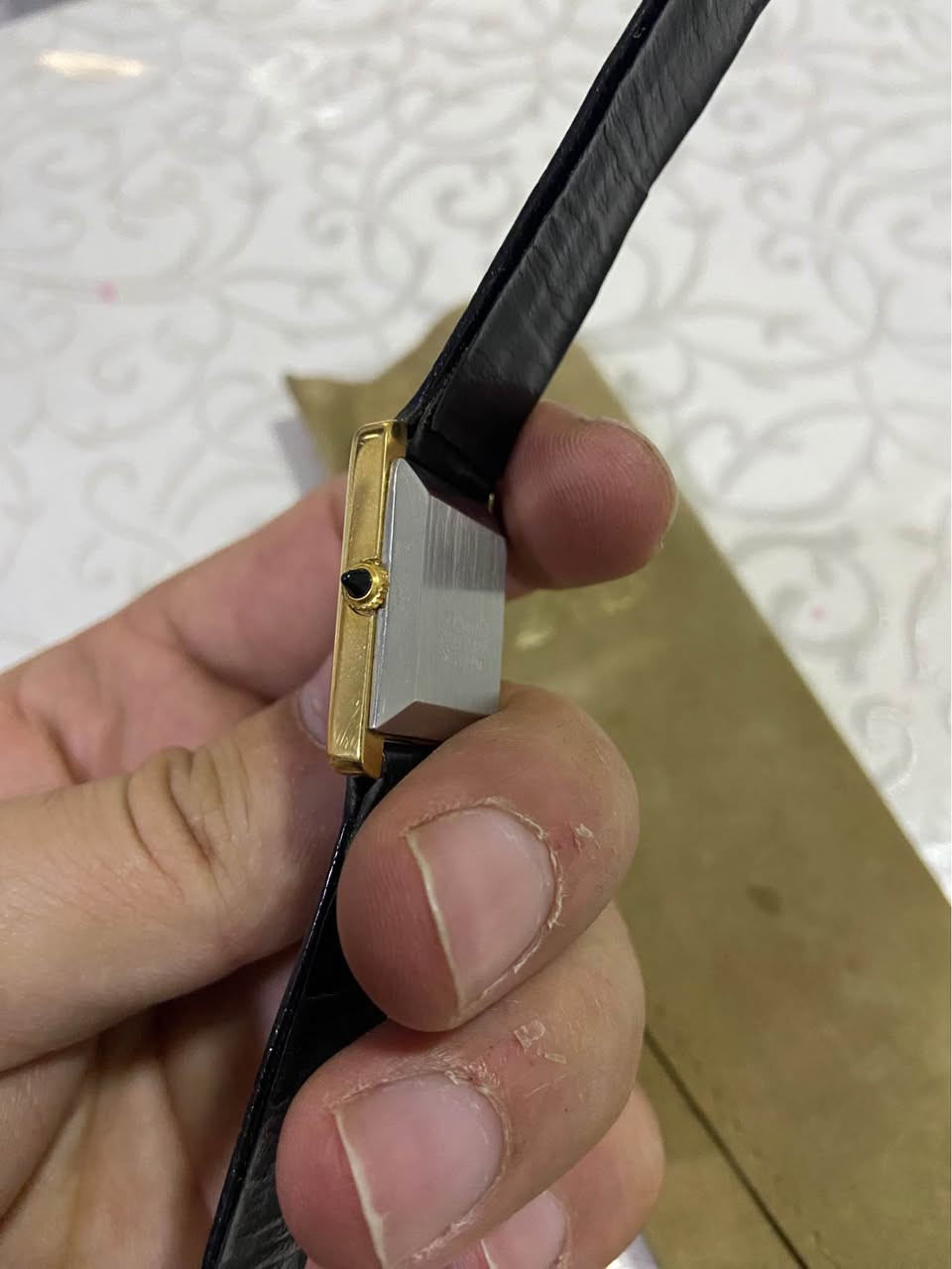 سه عاتي صدام حسين بو فروشتن كيفي خوي له كه له دروست كراوي ولاتي سويسرايه له سالي ١٩٨٤ دروس كراوه سه عاته كه التون نيه زه رده قورميشه ايش ناكات  له سليمانيم كه يان دن هه يه السليمانية, العراق


**إذا كنت صاحب هذا الإعلان وتريد حذفه لأي سبب، رجاءا أرسل رسالة إلى الدعم الفني**