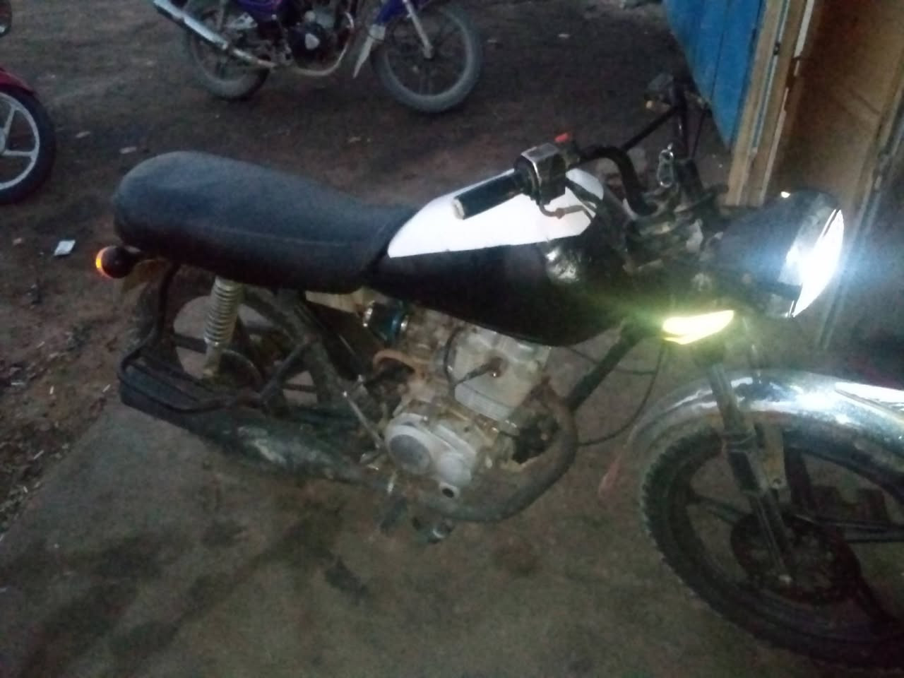 دراجة للبيع
كهربائيات كاملة 
السعر 275 وبيها مجال 
مكان تقاطع القدس 
اتصال ***********
