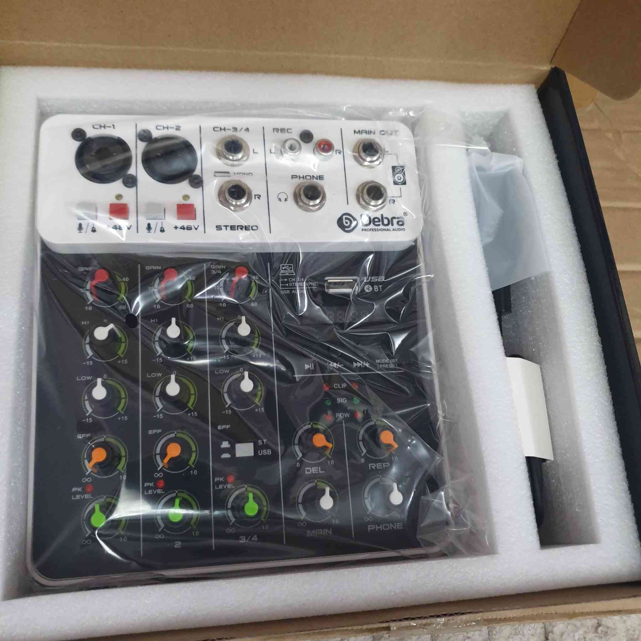 جهاز خلط صوت (Audio Mixer) من طراز V4، وهو مصمم لتسجيل الصوت والبث المباشر.
يحتوي على 4 قنوات لتوصيل الميكروفونات أو الآلات الموسيقية.

يدعم طاقة فانتوم 48 فولت للميكروفونات الاحترافية.

يتميز باتصال بلوتوث 5.0 ومخرج USB لتسجيل الصوت مباشرة على الكمبيوتر.

يتضمن واجهة صوتية (Audio Interface) لتسجيل عالي الدقة (HD-REC).


**إذا كنت صاحب هذا الإعلان وتريد حذفه لأي سبب، رجاءا أرسل رسالة إلى الدعم الفني**