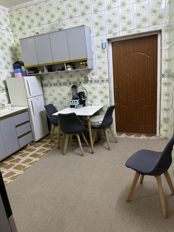 بيت ١٠٠ متر طابق واحد قرب جامع الصادق يتكون من غرفه واستقبال ومطبخ ومنور للاستفسار الاتصال على الرقم ***********
