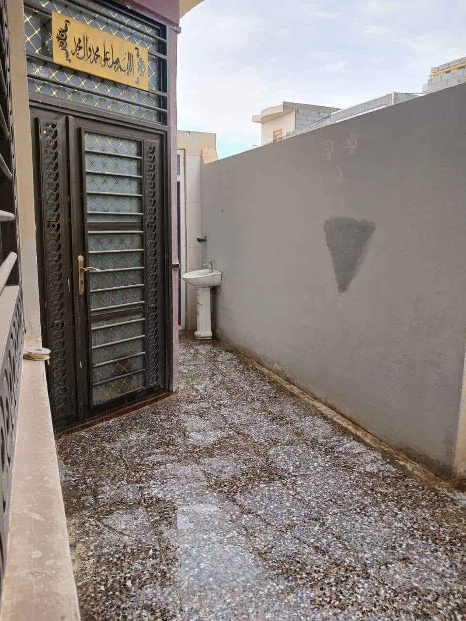 بيت للبيع مساحته 150  ركن سند25 في كربلاء المقدسة تحديدا  الحر الرشديه مقابل مجمع الايتام لستفسار ‏‪***********‬‏
