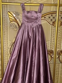 ملابس • توصيل