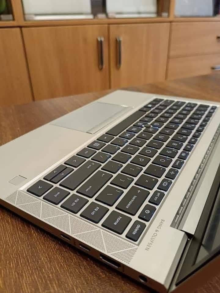 ⭐ HP EliteBook 845 G7 ⭐
لاب توب معدني أنيق، خفيف الوزن، ومثالي للشغل والدراسة
💥 جديد | تصميم أنيق  وإمكانيات قوية بسعر ممتاز 💥
🔹 المواصفات:
☑️ المعالج: AMD Ryzen 5 Pro 4650U – أداء جبار وسريع
☑️ الرام: 8GB DDR4 – قابلة للزيادة حسب الاستخدام
☑️ التخزين: 256GB SSD M.2 NVMe – قابل للزيادة
☑️ كارت الشاشة: Vega AMD Radeon
☑️ الشاشة: 14 بوصة بدقة عالية FHD

🔹 المخارج والتوصيلات:
🔸 2 × USB 3.0
🔸 2 × USB Type-C
🔸 HDMI
🔸 مخرج سماعة 3.5mm
🔹 المميزات:
✅ بطارية أصلية تدوم أكثر من 3 ساعات
✅ شاحن أصلي
✅ حالة ممتازة – فرز أول بدون خدوش
✅ تصميم معدني قوي وأنيق
✅ أداء ممتاز في المهام المكتبية والدراسة
✅ سهل الحمل – مثالي للتنقل والاستخدام اليومي
🔹 بيشغل برامج وألعاب زي:
🔸 برامج Microsoft Office
🔸 برامج محاسبة زي QuickBooks وExcel
🔸 التصميم زي Photoshop وCanva
🔸 الاجتماعات الأونلاين: Zoom – Google Meet
🔸 البرمجة: Visual Studio Code – Android Studio
🔸 الألعاب زي Valorant – PES – PUBG Mobile 
🔹 مناسب لـ:
💼 المحاسبين والمهندسين والمدرسين
🎓 الطلاب والباحثين
💻 التسويق والشغل الحر
🖥️ الاستخدام اليومي المنزلي أو المكتبي
📦 شحن متاح لجميع المحافظات .
🛠️ ضمان 6 شهور + 14 يوم استبدال أو استرجاع
شركة السعد فرع وسط البلد 33 شارع قصر النيل بجوار البنك المركزي الدور السابع.

للتواصل واتساب او فون: 01026531494


**إذا كنت صاحب هذا الإعلان وتريد حذفه لأي سبب، رجاءا أرسل رسالة إلى الدعم الفني**