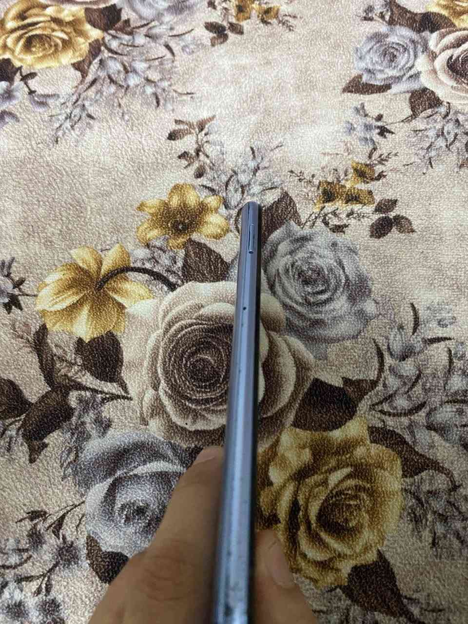 السلام عليكم
---

للبيع موبايل Tecno Spark 7 - مستعمل

📱 المواصفات:
الموديل: Tecno Spark 7
الذاكرة: 3GB رام / 32GB تخزين
المعالج: MediaTek Helio P22
الشاشة: 6.5 إنج HD+
الكاميرا: خلفية مزدوجة 16MP + أمامية 8MP
البطارية: 5000mAh
النظام: Android 11 Go Edition
بصمة إصبع + فتح بالوجه

✅ حالة الجهاز: شغال 100%، بس الهيكل بيه خدوش بالزوايا مثل ما موضح بالصورة. الشاشة سليمة والتاتش شغال.
🚫 الملحقات: بدون شاحن وكارتونة، الجهاز فقط
💰 السعر: 50 ألف دينار قابل للتفاوض البسيط

مناسب للاستعمال اليومي، واتساب، فيسبوك، يوتيوب، وبطاريته تتحمل.

للتواصل واتساب 📩 [***********]  
المكان: [جبيريه الثانيه ]
