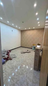 بـيـت للإيـجـار  ( ثلاث طوابق ) (نضيف)  ______________________________...