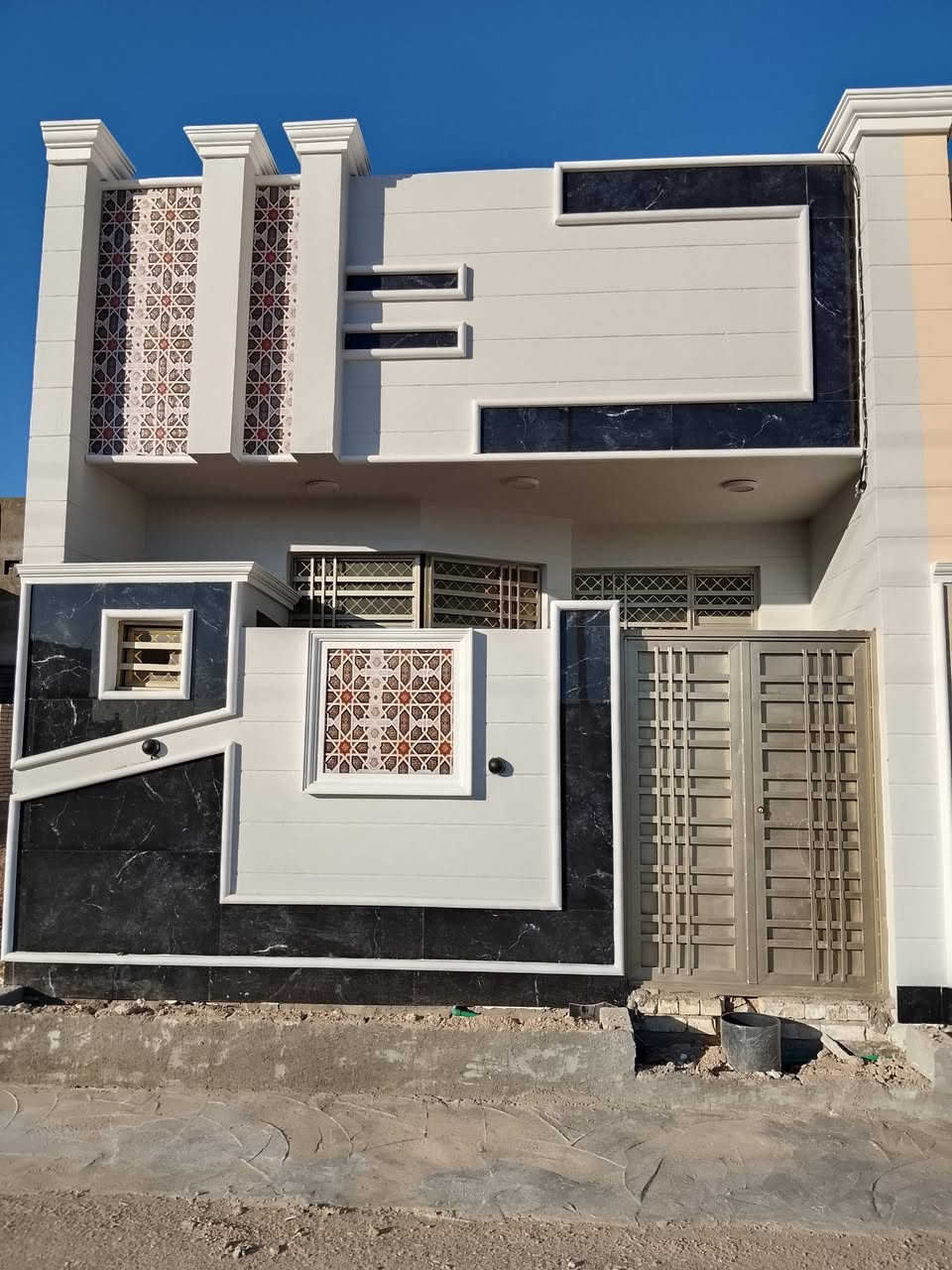 عرض مميز جدا بلاش 55 مليون فقط حي الجامعه 70 متر طابق واحد
سند 25 ومكاتبه مع صاحب الأرض وقرار محكمه 

يحتوي على استقبال ومطبخ وصاله وغرفه نوم وصحيات داخليه وصحيات خارجيه وطارمه ومنور 

قريب الشارع الرئيسي حله كربلاء 

كافه الخدمات 

التفاصيل داخل الفديو *********** واتساب
