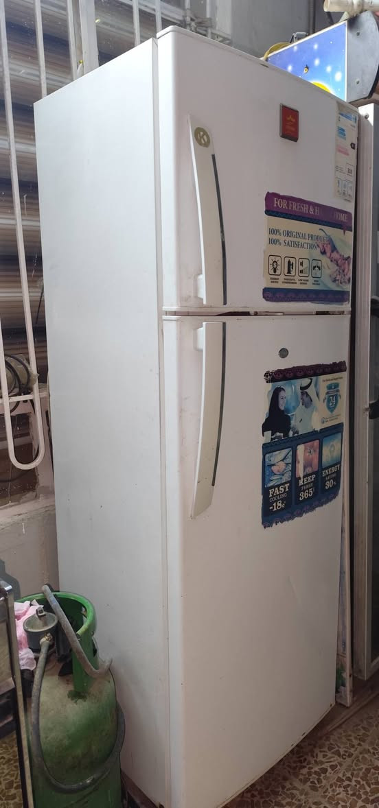 السلام عليكم
عندي ثلاجه للبيع 
شرط شغاله و كلشي ما بيها 
سعر 150 و بيها مجال 
العنوان الموصل جانب ايمن 
رقم موبايل ***********
