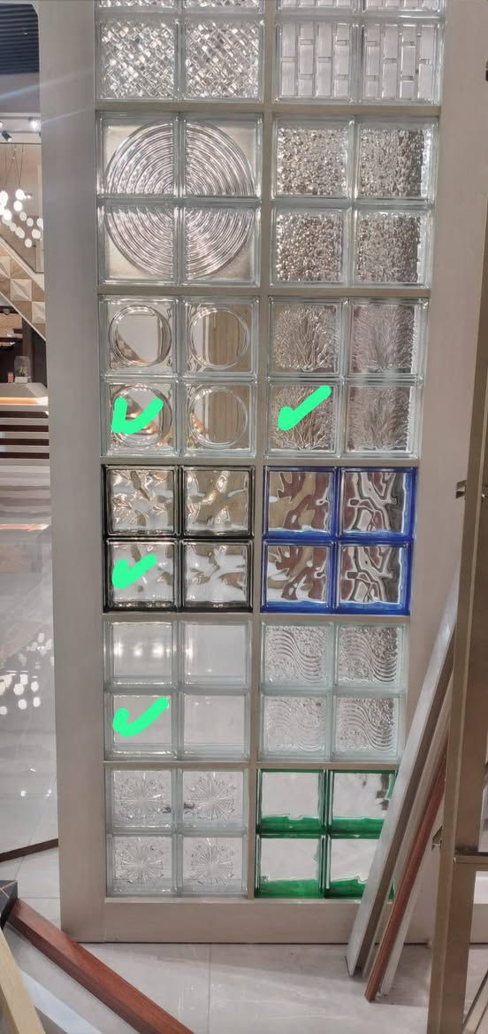 طابوق زجاجي للشاورات وللقواطع ....مفرغ من الهواء مانع للحراره يدخل الاناره الطبيعيه .....*********** ..واتساب
