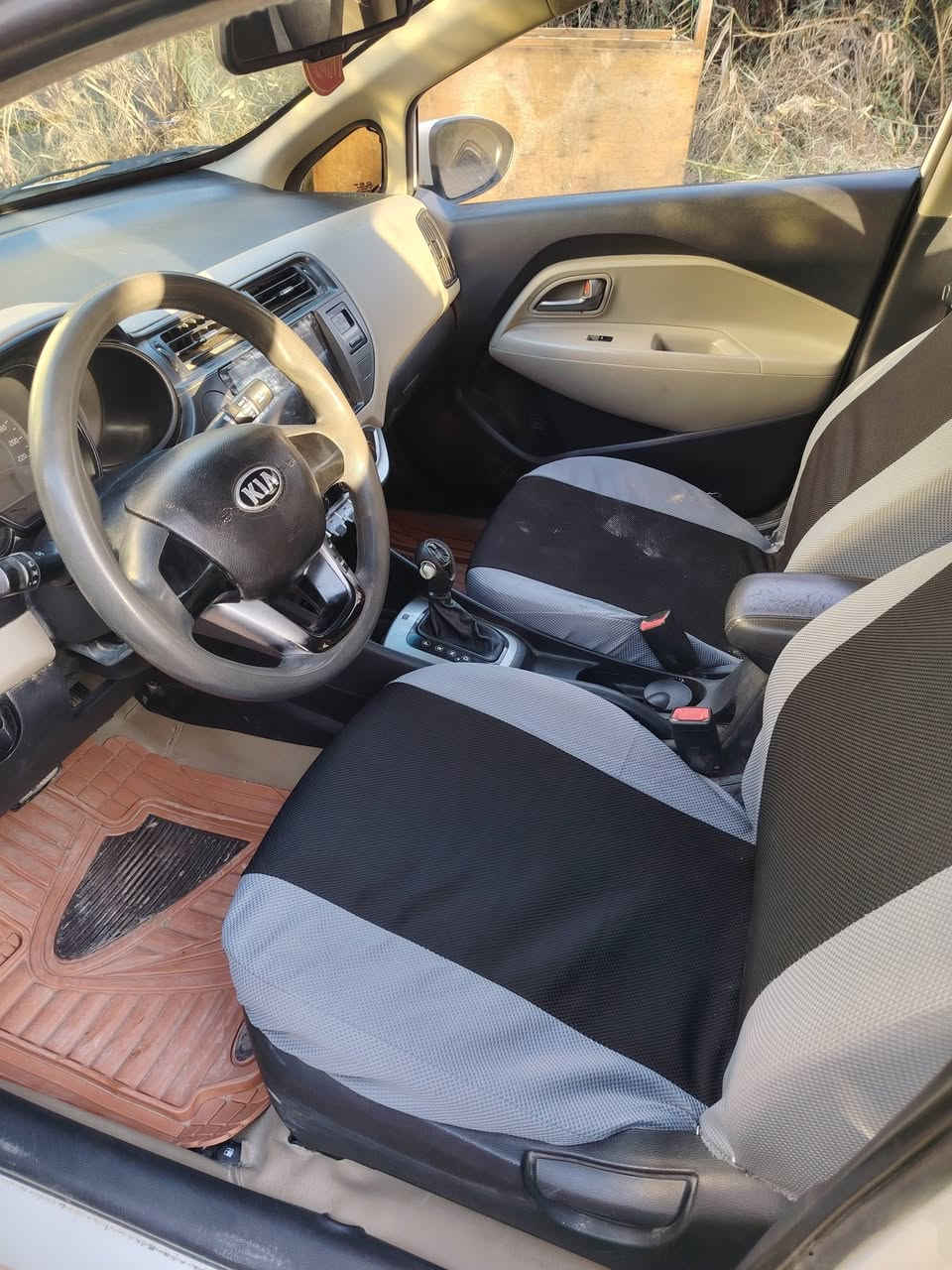 السلام عليكم.. بيع مستعجل كيا ريو موديل ٢٠١٣ خليجي مكينة ١٦٠٠ اللون ابيض رقم كربلاء دولي السيارة جاهزة كير مكينة حدادية بيه طخة زغيرة با الجاملغ الأمامي مكان السيارة ديوانية السعر ٧٨$ وبيه مجال حك الجية الشراي يتصل *********** ابو عباس
