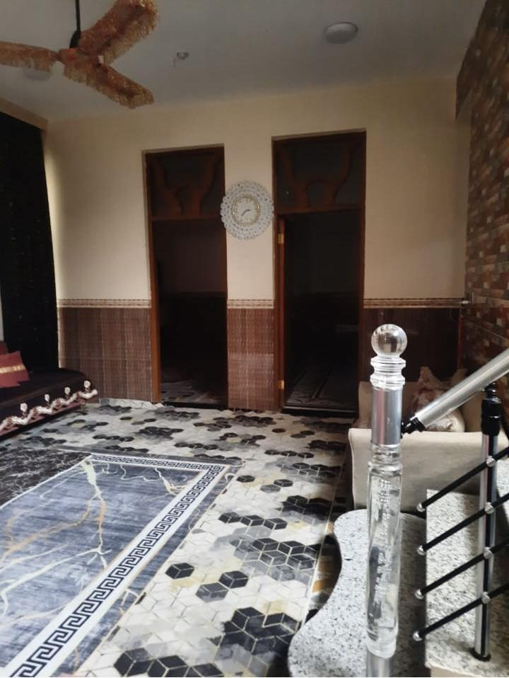 🏠 دار سكنية مميزة للبيع - منطقة الخاجية 🏠
فرصة ممتازة لامتلاك منزل واسع وحديث في موقع استراتيجي وهادئ (منطقة الحقوقيين).
📍 الموقع الجغرافي
• المنطقة: الخاجية - منطقة الحقوقيين.
• العلامة الدالة: مقابل القسم البلدي مباشرة.
🏗️ تفاصيل العقار
• المساحة الإجمالية: 200 متر مربع.
• سنة التشييد: 2019 (بناء حديث ونظيف).
• عدد الطوابق: طابقين بتصميم متكامل.
🧱 التصميم الداخلي
✅ الطابق الأول:
• استقبال واسعة للضيوف 🛋️.
• هول (صالة داخلية) 📺.
• مطبخ عصري 🍳.
• غرفتين نوم مريحة 🛏️.
• مجموعة صحيات متكاملة 🚿.
✅ الطابق الثاني:
• مصمم بنفس نظام الطابق الأرضي تماماً، مما يوفر استقلالية تامة أو مساحة إضافية للعوائل الكبيرة ✨.
📞 للاستفسار والتواصل
للمزيد من المعلومات أو لتحديد موعد للمعاينة، يرجى الاتصال بنا على الرقم التالي:
📱 ***********
