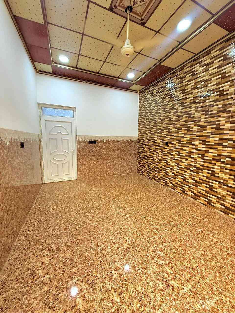 بيت 🏠 للبيع  مساحة 125 متر حي الانتصار شارع 60  المربع الذهبي مقابل المستوصف بيت فو فول سند طابو الزهور يتكون من غرفتين وهول واستقبال ومطبخ ومشتملات  سعر 78 وبي مجال بصيط للستفسار اكثر اتصل على الارقام التاليه  
***********
***********
