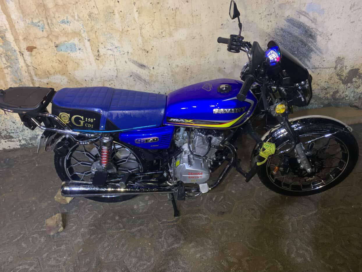 السلام عليكم
للبيع ايراني موديل 25 محرك 150 
صارلي شهر من شديته من الجمعيه الموطور سبانه ماممدوده 
عليه المكان الرمادي شارع 17 السعر 900وبي مجال 
الرقم ***********
