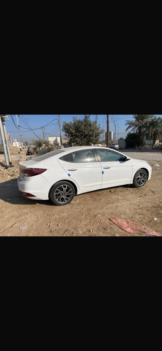 السلام عليكم
النترا موديل 20 خليجي رقم بغداد دولي بسمي فول واحد على واحد بيها صبغ محدد ب الصوره 
مكانها النجف 
السعر 148 
***********
