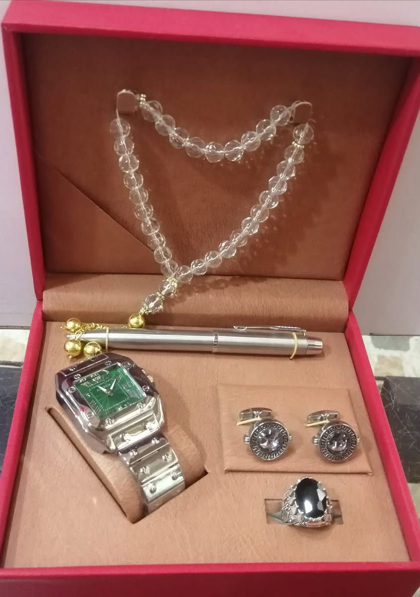 توفر لدينا 
بكج هدايا رجالي
هو مجموعة هدايا رجالية تتكون من ساعة بعقارب ذات سوار ذهبي، قلم، وزوج من أزرار الأكمام.


**إذا كنت صاحب هذا الإعلان وتريد حذفه لأي سبب، رجاءا أرسل رسالة إلى الدعم الفني**