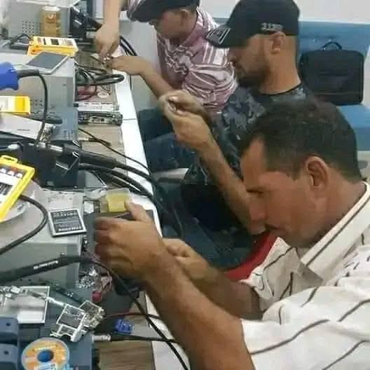 تعلن وحدة التعليم المستمر 
🔷مركز آزار 🔷.

عن إقامة دورة صيانة الموبايلات الشاملة (هاردويير + سوفتويير ) 

⭕️300 الف فقط بدلاً من 300$ وتستمر لغاية ماتتعلم وتكون مصلح سوفت وير وهارد وير  👨‍💻🤶

🛠📱📲🛑

قوموا باستغلال الفرصة واحجزوا مقعدكم قبل اغلاق الحجز ! 

♦️مدة الدورة.♦️:-
(مفتوحة- 5محاضرات اسبوعياً  ).

🌐نبذة عن دوراتنا🌐.:- 

منهاج الدورة (الهاردويير) يتضمن:
1. التعرف على أدوات و أجهزة الصيانة وكيفية استخدامها.
2. دراسة وتعريف كل القطع الالكترونية الموجودة على البورد منها الايسيات والمقاومات والمكثفات و ...
3. التعرف على الاعطال الشائعة الرئيسية والثانوية لمختلف الاجهزة.
4. فتح الاجهزة و تركيبها يدويا لكل الموديلات.
5. التعرف على كيفية "تبديل الشاشات والبلازمات لجميع الموديلات عمليا.
6. التعرف على كيفية "تبديل قواعد الشحن" عمليا.
7. حل مشاكل الشبكة وايجاد البدائل عمليا.
8. قياس المقاومات والملفات والمكثفات وكيفية تشخيص الاعطال عن طريق القياسات.
9. فحص اجزاء البورد ووظيفة كل جزء وكيفية تبديل تلك الاجزاء عمليا.
10. تبديل الايسيات بأحترافية .

أما (السوفت وير) ويشمل الاتي:
1. التعرف على بيئة السوفت وير.
2. معرفة كيفية اعطاء و تحميل السوفت وير.
3. التعرف على كيفية معالجة أعطال السوفت وير.
4. فك حماية الجيميل.
5. فك سامسونك اكاونت.
6. فتح حسابات الـ iCloud المغلقة.

عدد المحاضرات أسبوعيا = 5 (كل محاضرة / ساعتان).
محاضر الدورة : "#ازهر الغانم 

🔴عنوان التسجيل : 

البصرة الجمهورية تقاطع معهد النفط قرب الريان سنتر للألعاب 
***********
***********

🔸 يمنح المتدرب شهادة مشاركة معتمدة بعد انتهاء الدورة صادرة من نقابة العمال قسم الميكانيك 🔸

🔘علما اننا متواجدين في المركز  طيلة أيام الأسبوع الكائن في الجمهورية من الساعه ال٩صباحا الى ال٩ مساءآ 🔹

🔻 لاجراء اي استفسار و معرفة المزيد من المعلومات يرجى مراسلتنا على الصفحة 📩. البصرة, العراق
