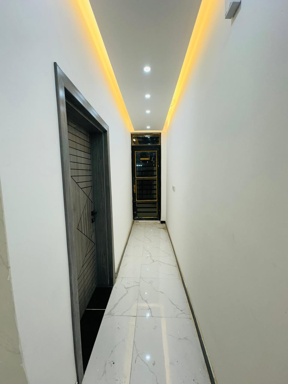 السلام عليكم
دار مساحه 100 متر للبيع 
وجه 5 نزال 20 
طابو ملك صرف 
يحتوي على 
كراج و مدخلين و صاله و مطبخ و غرفه نوم وخدمات 

الطابق الثاني يحتوي على غرفتين نوم و خدمات و سطح 
الموقع الدوره ابو دشير قرب مستوصف التحدي 
الاستفسار الاتصال على الرقم
***********
***********
