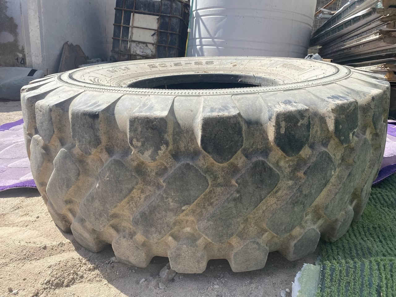 السلام عليكم تاير للبيع حجم  25_20.5 

البصرة ***********
