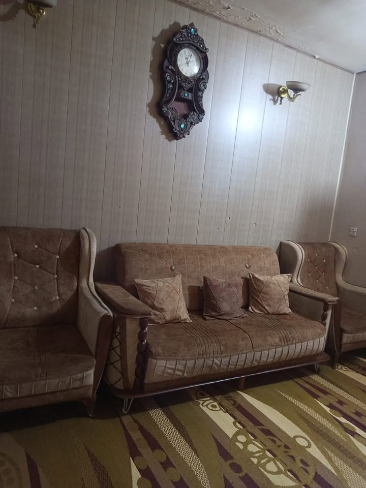 قنفات ١٠ مقاعد نظيف مع المفارش ما بي اي كسر السعر ٤٥٠ وبي مجال العنوان قرب مدرسه بحر العرب حي او ر للاستفسار ***********

