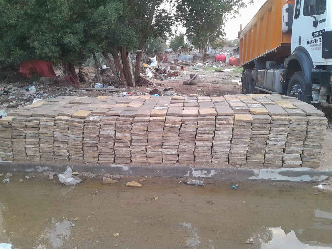 السلام عليكم 
اكو فرشـي مستخدم بس نضيف و عدل 
عددها ( 2500 ) ألفين و نص فرشية للبيـــع ...
المكان النجف حي ميسان 
الاتصال على الرقم ***********
