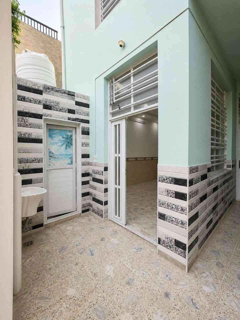 بيع بيت مساحة100متر في حي الزهراء خلف اولاد نزار شنين يحتوي على حمام خارجي ومرر واستقبال ومطبخ وحمام داخلي وغرفة والطابق الثاني غرفة جاهزة البناء درجة اولى مالت جناي للتواصل عبر رقم الوتساب   ***********  سيد علي
