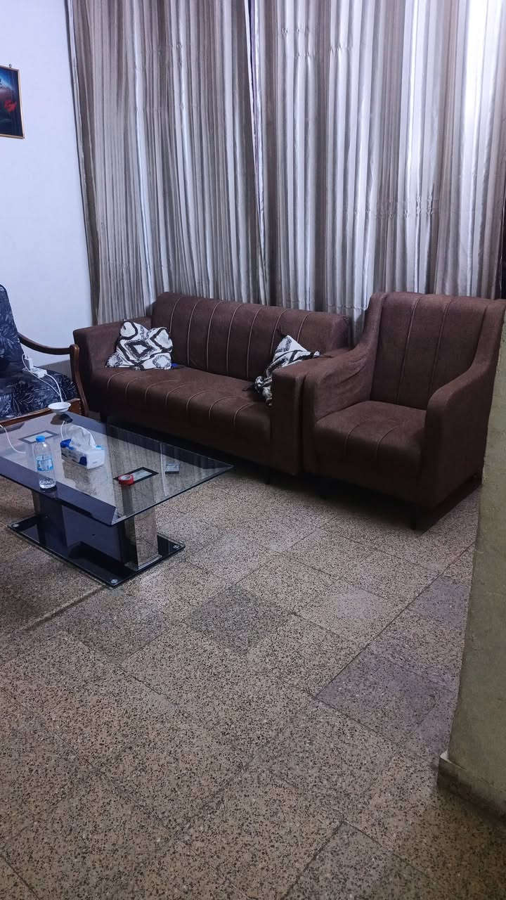 شقه مؤثثه للايجار
كراده داخل قرب الشهادة الجنسيه على ابو نؤاس طابق ثاني عوائل فقط 
ايجارها 550 
***********ابو محمد
