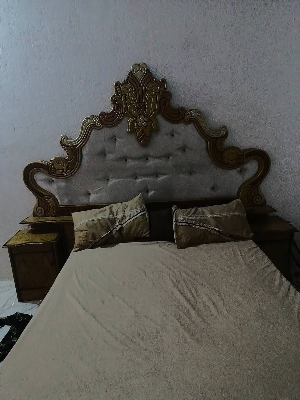 سلام عليكم اخوتي هاي الغرفه البيع او مراوس بتركيه حسب القناعه غرفه خشب ثقيل وبعدهي جديه بس بيها ضرار كلش صغيرا التواصل ***********
