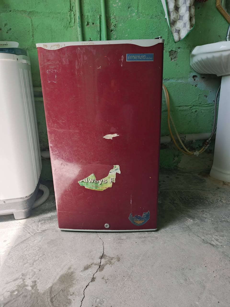 كبت بلاستيك نضيف وثلاجه صغيره شغاله تبريد تجميد فول السعر خاص ***********
