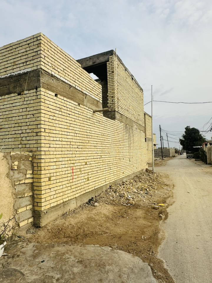 سلام عليكم بيت البيع هيكل بس بياض وكهربائيات وكاشي 
مساحا البيت 85 متر 🏠 البيت ركن 🅿️ 
بناء 2026 جديد رباط وسكف مسلح 
رفت ومجاري درجه اولا 
البيت زراعي 117 الفرع كله فلل خير من الله 
عنوانه بغداد الدوره البعيثه الاهواشى 
بنص السنتر الفرع مقابيل صيدليت البسمه الحيات 
البيت يتكون من ستقبال 
غرفه نوم جوه 
حمام كبير 
منور داخلي طابق الاول 
طابق الثاني صاله 
غرفه نوم فوك 
حمام طابق الثاني
سعر البيت 64 مليون وقابل التفاوض 
عادي إذا اكو سياره عدك وفرق الباقي 
الهاتف *********** 
اني صاحب البيت
معلومه صغيره هاي الصور البنايات والفرع مقابيله نهايت الفرع البيت ركن 🅿️ ركن
