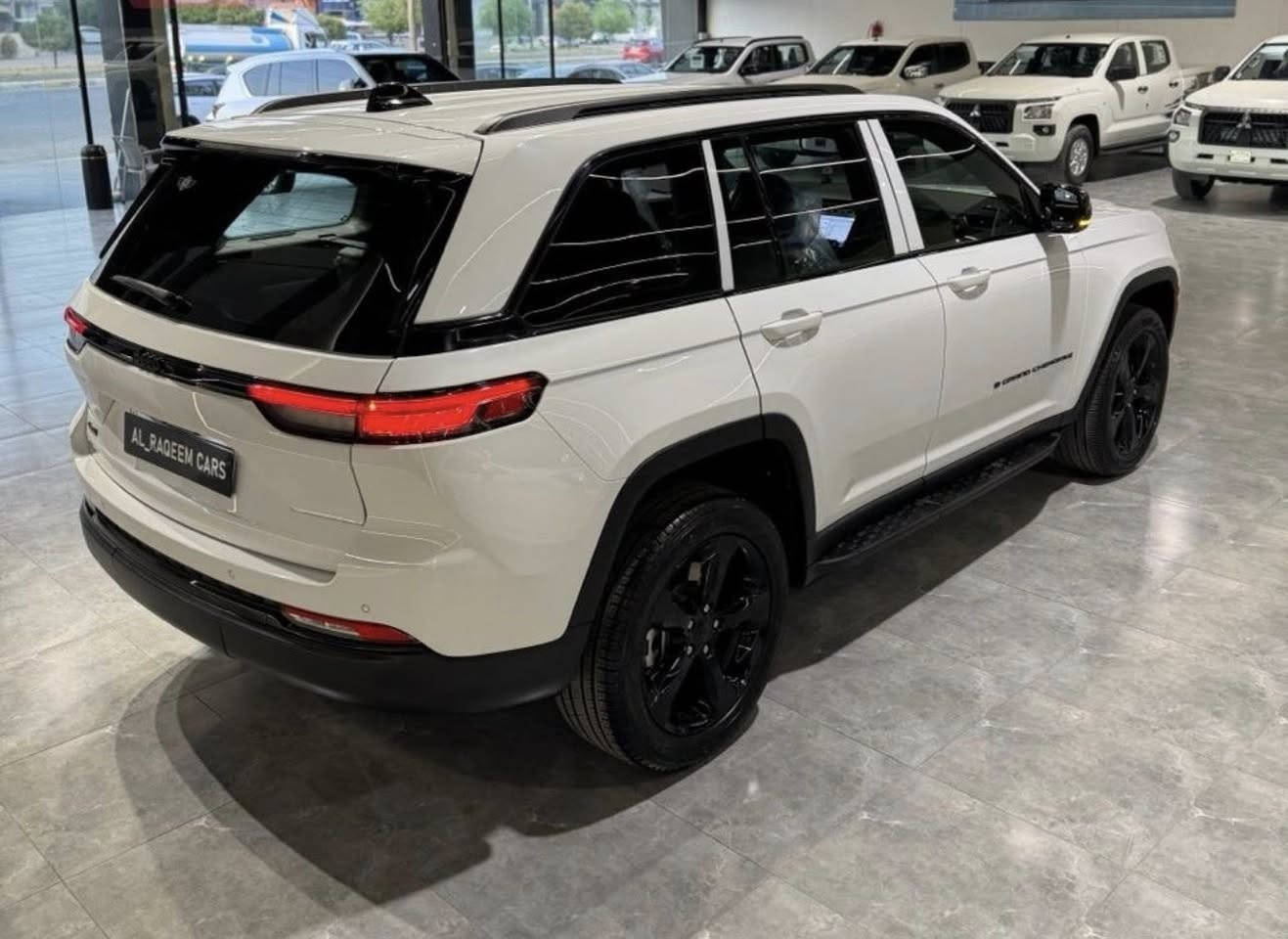 🔥 للبيع Jeep Grand Cherokee Altitude 2024 🔥
خليجي وكاله هارلم مغلفه ppf ضمان 10سنوات كل السياره 
مكفوله كفاله عامه ماشيه 10 فقط زيرو 
سيارة نظيفة جدًا وفخمة، استعمال خفيف وبحالة الوكالة ✨

✔️ فئة Altitude الرياضية  
✔️ محرك 3.6 V6 قوي واقتصادي  
✔️ شاشة كبيرة + Apple CarPlay  
✔️ كاميرا + حساسات + رادار  
✔️ داخلية جلد سوداء فخمة  
✔️ جنوط سود وBlack Package  
✔️ دفع رباعي  
✔️ تبريد وتدفئة مقاعد  

📍الموقع: بغداد  
📞 للاستفسار مراسلة خاص
***********
